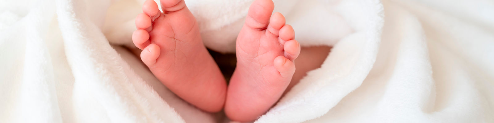 Babyfødder i tæppe.