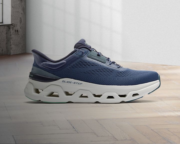 Blå Skechers med Glide-Step-teknik, ventilerad ovandel och tjock vit sula med speciell stötdämpande design.