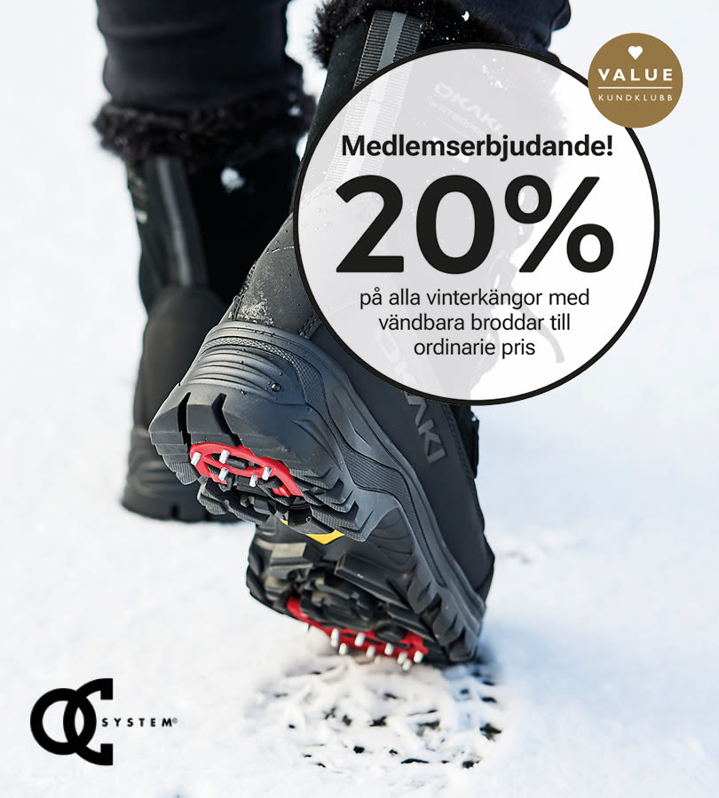 Svarta vinterkängor fra Okaki med röda vändbara broddar i snö. Medlemserbjudande 20% på vinterkängor med vändbara broddar.