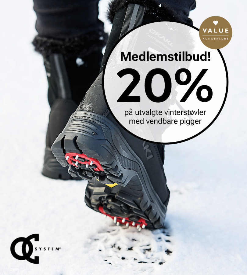 Svarte vinterstøvler fra Okaki med røde vendbare pigger i snø, med medlemstilbud på 20% rabatt for Value kundeklubb.