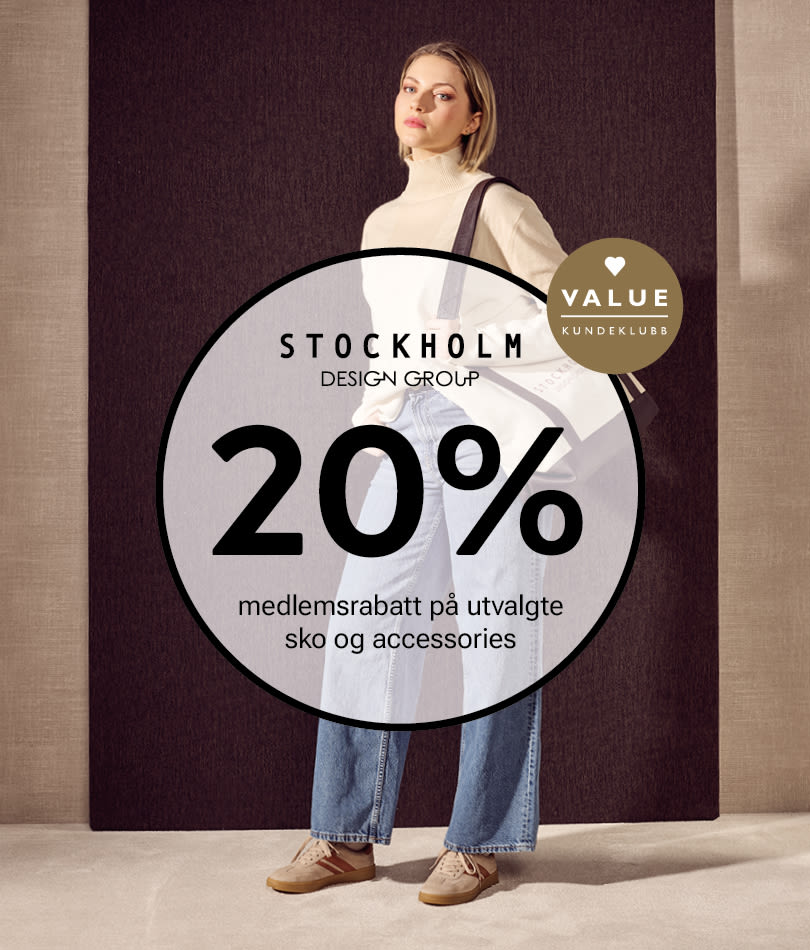 Modell i hvit genser og jeans med beige casual sneakers. Stockholm Design Group-banner med 20% rabatt på utvalgte sko.