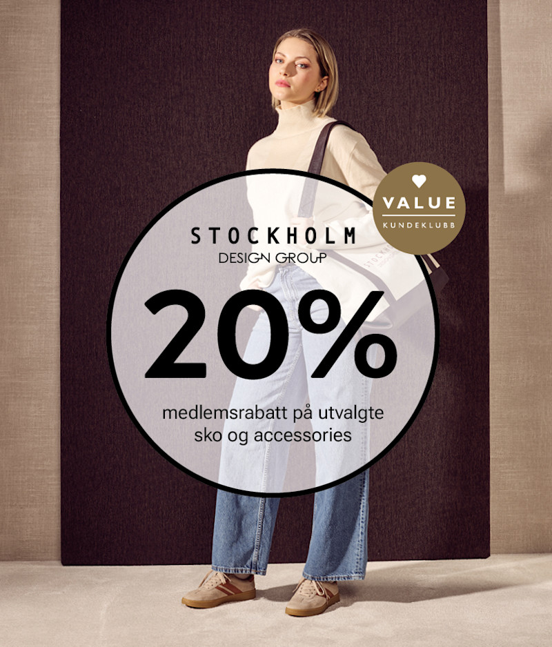 Modell i hvit genser og jeans med beige casual sneakers. Stockholm Design Group-banner med 20% rabatt på utvalgte sko.