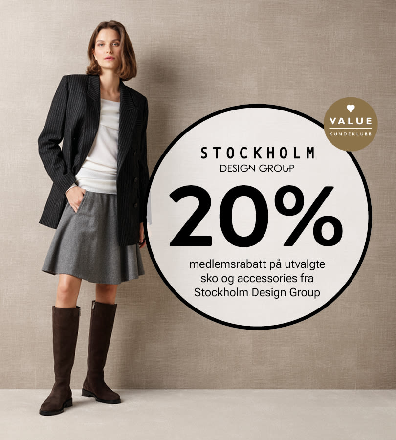 Modell i høye brune støvletter, stripet jakke og grå skjørt. Medlemstilbud: 20% på utvalgte sko og accessories fra Stockholm Design Group.