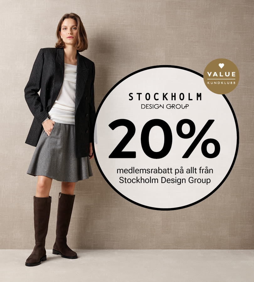 Modell i elegant outfit med mörkbruna knähöga stövlar i mocka. Medlemserbjudande med 20% rabatt på allt från Stockholm Design Group.