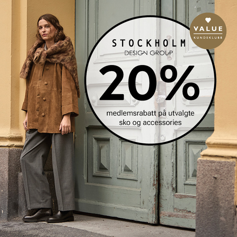 Kvinne i brun semsket jakke og grå bukser med mørkebrune ankelstøvletter. 20% medlemsrabatt hos Stockholm Design Group.