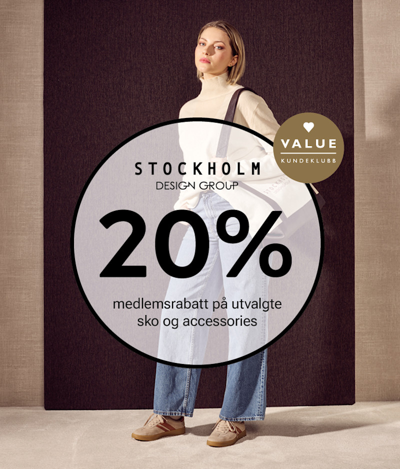 Person i vit polotröja och jeans med beige sneakers. Reklam för Stockholm Design Group med 20% rabatt på skor.