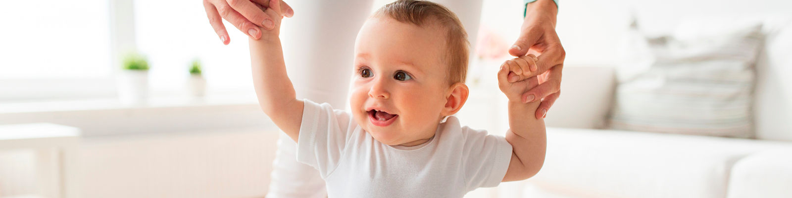 Baby lærer å gå.