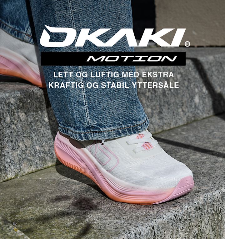 Hvite og rosa Okaki Motion løpesko med gradert rosa såle, vist på steintrapp med jeans. Tekst om lett og stabil yttersåle.