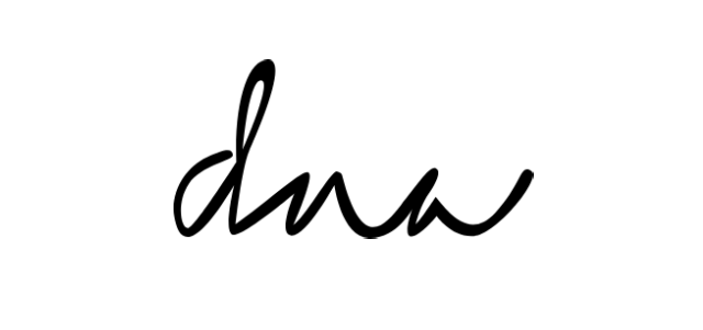 Logo: Svart håndskrevet tekst som staver "dna" på hvit bakgrunn.