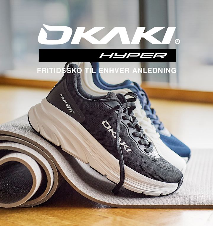 OKAKI Hyper fritidssko i svart og blå med hvit såle, plassert på en yogamatte. Tekst: "FRITIDSSKO TIL ENHVER ANLEDNING".