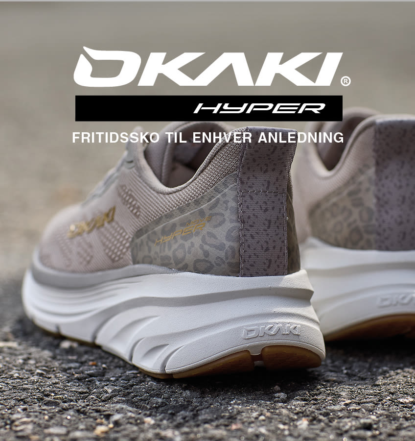 Grå OKAKI Hyper fritidssko med leopardmønster og hvit såle, vist bakfra med logo og teksten "FRITIDSSKO TIL ENHVER ANLEDNING".