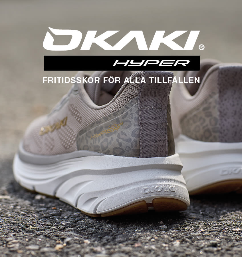 Grå OKAKI Hyper fritidsskor med leopardmönster och vit sula, visade bakifrån med logotyp och texten "FRITIDSSKOR FÖR ALLA TILLFÄLLEN".