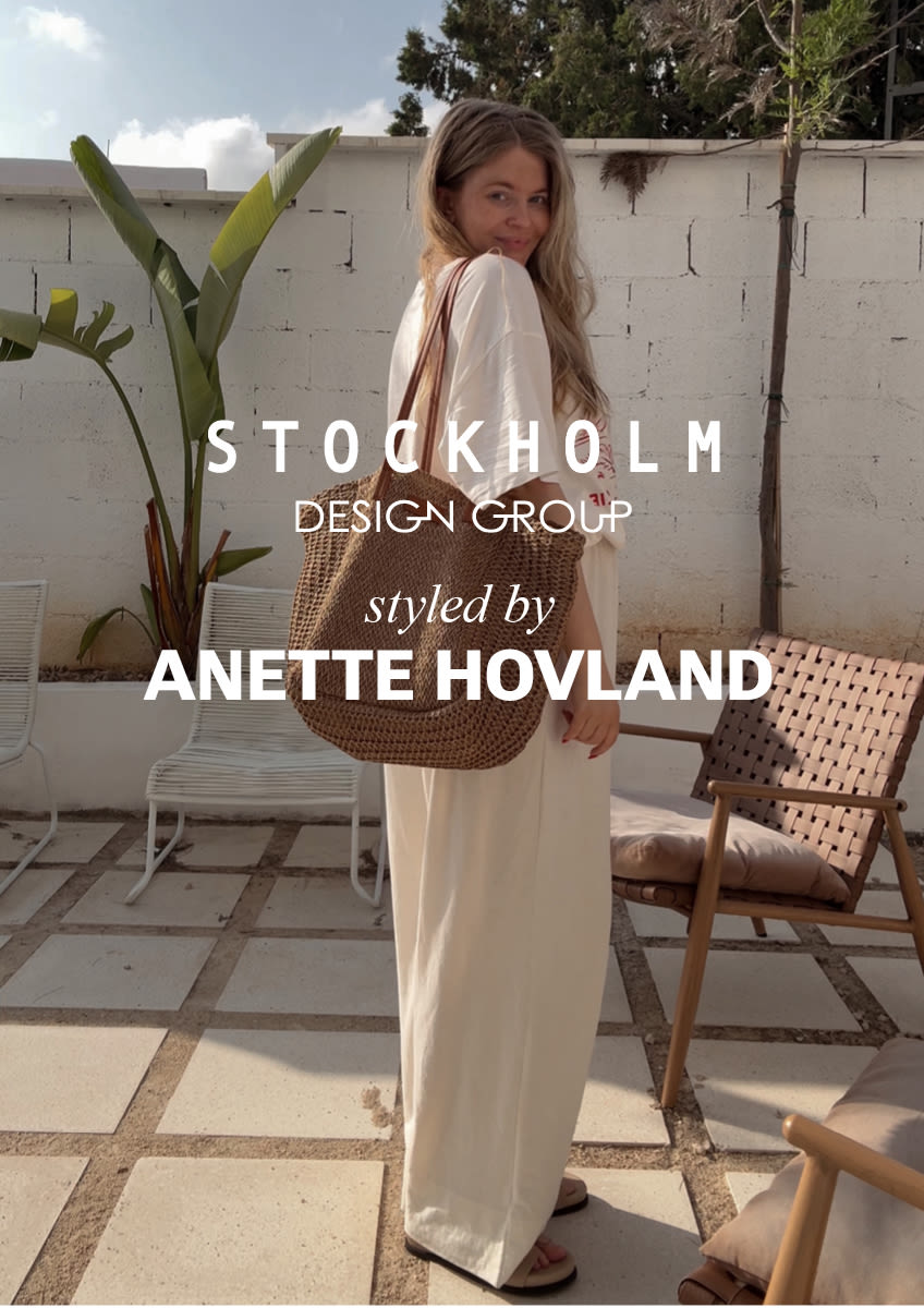 Influenser Anette Hovland i lyse klær med flettet veske på terrasse. Har på trendy beige sandaler. Stockholm Design Group-logo synlig.
